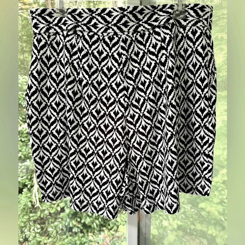 NY & Company L Geometric designed B&W Skort w/belt and side pockets. Flared legs